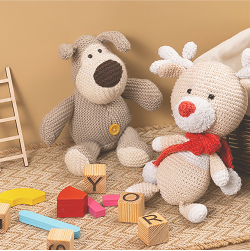 Peluches de ganchillo y bloques de madera