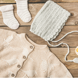 Ropa de punto y gorrito para bebé