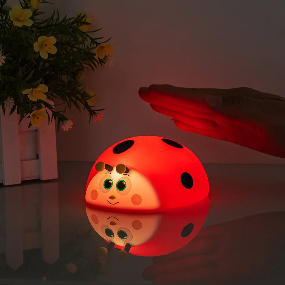 Luz nocturna LED de silicona con forma de mariquita