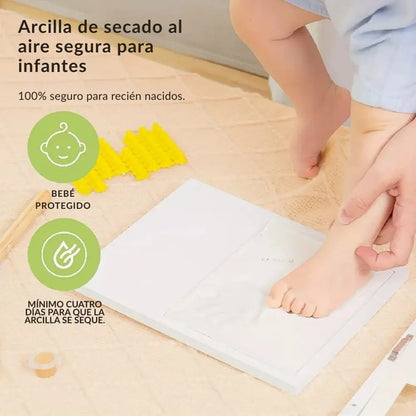 Marco con huellas de manos y pies en arcilla para bebé